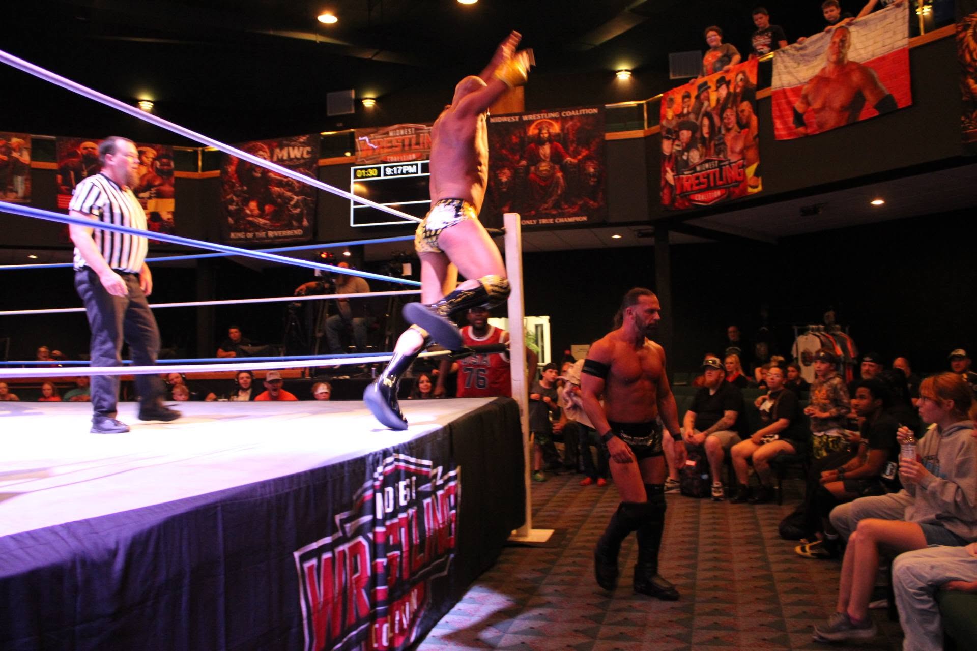 Mario Pardua facing Steve Boz